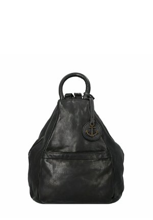 Zwarte leren rugzak met een driehoekige vorm, textuurafwerking, een opvallende anker-vormige hardware-accent en een ritsvak aan de voorkant.