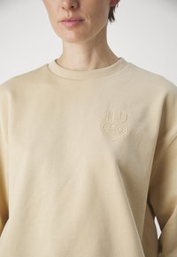 HUGO DEROXINA - Ikdienas džemperis - open beige