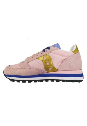 Sneaker in suede rosa e tessuto con dettagli dorati, lacci blu e suola intermedia bianca con una striscia blu. Suola in gomma nera con trazione.