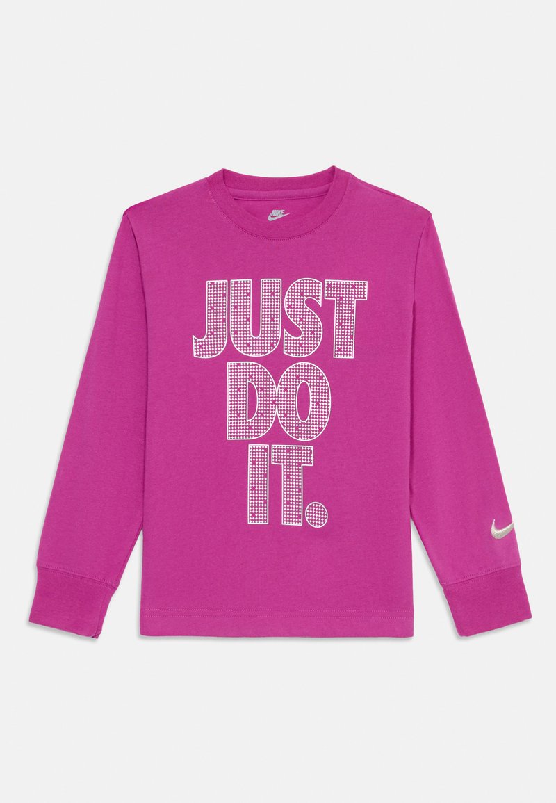 Langärmliges pinkes T-Shirt aus weichem Stoff mit einem großen weißen "JUST DO IT."-Grafikdesign im Diamantmuster; Nike-Logo am Ärmel.
