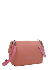 Borsa rosa texturizzata di forma rettangolare, con tracolla regolabile, hardware in argento e un portachiavi con logo attaccato.