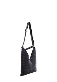 Borsa a spalla nera con superficie texturizzata e paillettes quadrate, parte superiore a forma di V, tracolla regolabile e dettagli metallici.