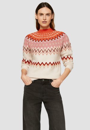 Pull en tricot avec un col montant, présentant un motif dégradé ; les couleurs comprennent l'orange, le rose et la crème avec des motifs en zigzag.