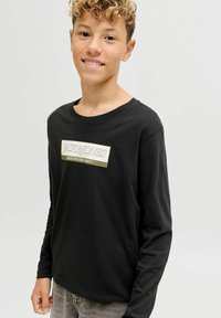 Zwart langarm T-shirt van katoen, met een witte en gouden logo-print op de borst. Casual pasvorm met een ronde halslijn.