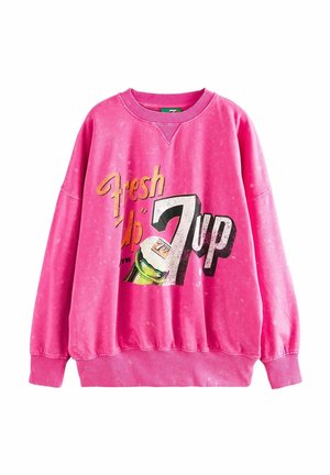 Jasnoróżowa bluza z kapturem z vintage logo 7UP i napisem „Fresh Up 7UP”, z grafiką butelki 7UP na przodzie.