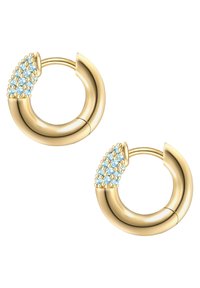 Zlate uhane v obliki obroča z ukrivljenim dizajnom, okrašeni z malimi modrimi dragulji na eni strani, ki ponujajo teksturiran videz in sijaj.