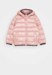 Růžová péřová bunda s kapucí, horizontálním prošíváním, předním zipem a námořnickými modrými akcenty na manžetách a lemu. Obsahuje logo na hrudi.