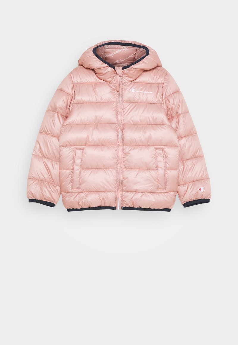 Růžová péřová bunda s kapucí, horizontálním prošíváním, předním zipem a námořnickými modrými akcenty na manžetách a lemu. Obsahuje logo na hrudi.