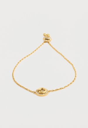 Zlatý náramok s twisted reťazovým dizajnom, s okrúhlym príveskom ozdobeným jasnými kryštálmi a dekoratívnou sponou.