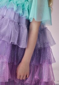 Next TIERED SPARKLE - REGULAR FIT - Koktélruha / Partiruha - purple blue