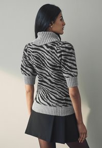 Next REGULAR FIT - ROLL NECK SHORT SLEEVE ZEBRA  - Trükipildiga T-särk - black white