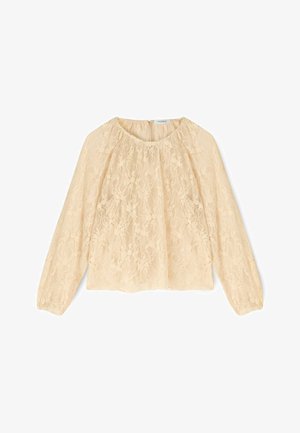 Blusa de encaje beige de manga larga con escote redondo, patrón floral y detalles fruncidos en la parte delantera y en los puños de las mangas.