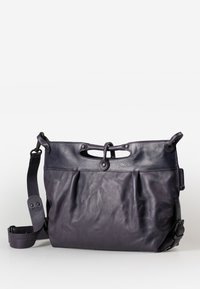 Borsa a spalla in pelle viola scuro con design plissettato, manico ritagliato superiore e tracolla regolabile. Texture liscia, minimalismo negli accessori hardware.