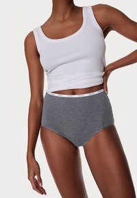 Szare majtki z wysokim stanem z białą elastyczną gumą z napisem "BODY" oraz biały prążkowany top na ramiączkach. Mieszanka bawełny, gładka faktura.