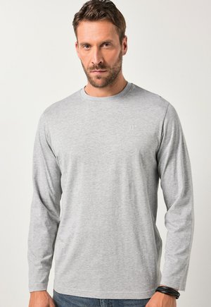 Camiseta de manga larga gris, hecha de tejido suave, con cuello redondo y un sutil logo en relieve en el pecho. Diseño texturizado y casual.