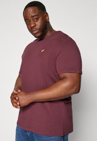 Pier One 2 PACK - Pamata T-krekls - bordeaux/khaki