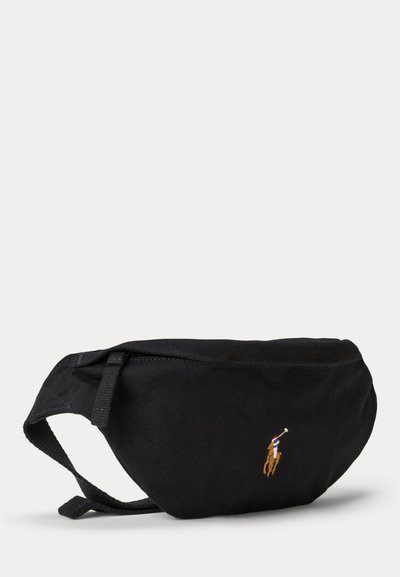 Czarna materiałowa torba na biodro z regulowanym paskiem i małym haftowanym logo polo gracza na koniu w wielokolorowym wzorze.