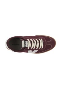 Sneaker in suede borgogna con accenti bianchi; design classico con lacci, suola in gomma, logo sulla linguetta e dettagli di cucitura a contrasto.