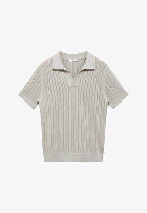 Lichtgrijze gebreide polo met korte mouwen, verticaal geribbelde textuur en een zachte kraag. Beschikt over een diepe V-hals.