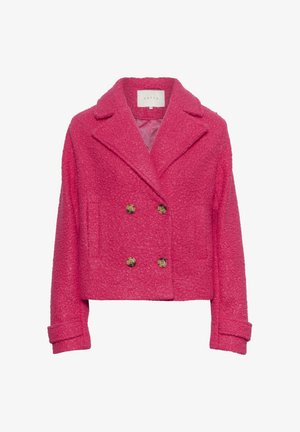 Veste cropped doublée en rose, fabriquée en tissu texturé. Présente de gros boutons et des revers en pointe avec des poignets retournés.