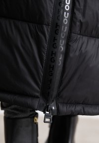 HUGO FINOLA - Wintermantel - black