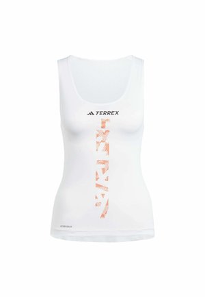 Camiseta sin mangas blanca con un diseño texturizado y patrones geométricos en naranja. La tela es suave e incluye un logo y la etiqueta "AEROREADY".