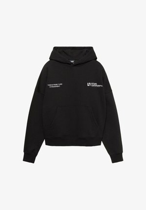 Schwarzer Kapuzenpullover mit weißem Aufdruck, auf dem vorne steht: "DAS IST MEHR ALS NUR eine BEWEGUNG" und "UN STUDIO GEMEINSCHAFT".