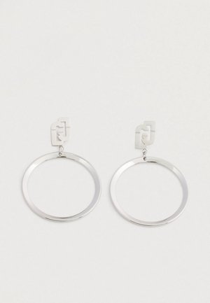 Ezüst színű fém fülbevalók, amelyeken téglalap alakú stiftek láthatók, absztrakt kivágott mintával, fehér háttéren bemutatva.