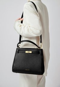 Borsa a tracolla nera in pelle con finitura testurizzata, forma strutturata, dettagli in metallo dorato e tracolla rimovibile.
