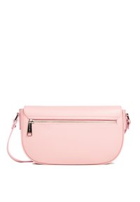 Borsa in pelle rosa con forma curvata, chiusura a patta e tasca frontale con cerniera. Presenta una tracolla removibile e una finitura testurizzata.