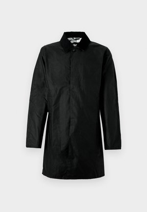 Zwarte trenchcoat gemaakt van lichtgewicht materiaal, met een kraag, lange mouwen en een rechte pasvorm. Geen zichtbare hardware of patroon.