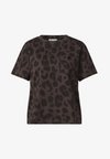 T-SHIRT WITH ROUND NECK AND CHESTPOCKET IN A LEO-LOOK - T-shirt imprimé - molten earth