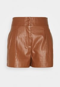 Pantalones cortos de cuero sintético marrón con una textura suave, ajuste entallado, pliegues en la parte delantera y un detalle de cinturilla con doble botón.