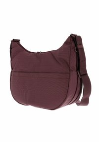 Sac bandoulière bordeaux avec une bandoulière réglable, un fond arrondi, une fermeture éclair, et un motif de tissu texturé subtil sur fond blanc.