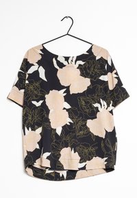 Top a maniche corte floreale in tessuto nero con peonie rosa chiaro e contorni verdi. Collo rotondo e dettaglio dell'orlo curvo.