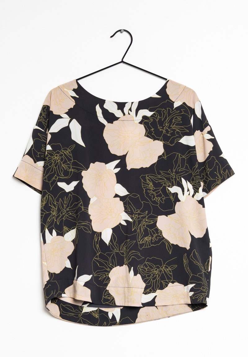 Haut à manches courtes fleuri en tissu noir avec des pivoine rose clair et des contours verts. Encolure arrondie et détail d'ourlet arrondi.