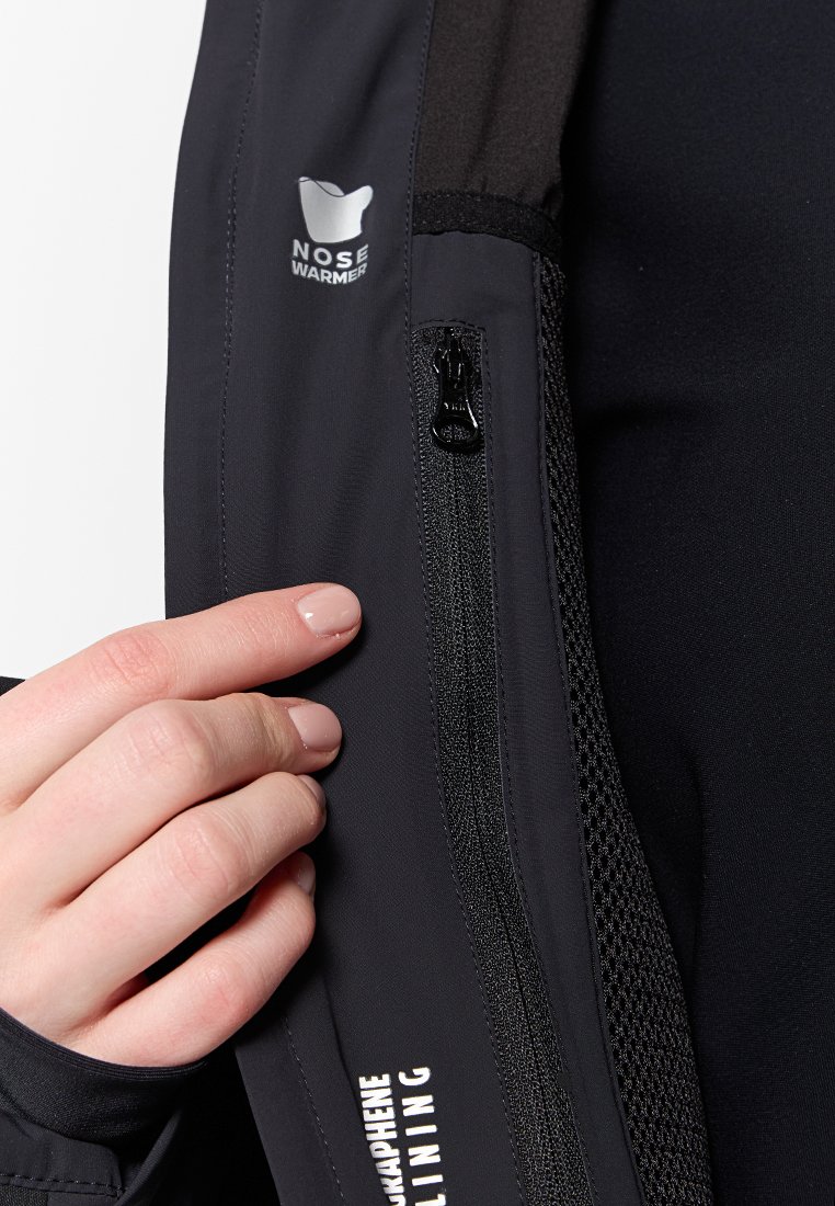 Giacca sportiva nera con tasca con zip e logo "Nose Warmer". Tessuto strutturato con una finitura liscia e aperture per il pollice nelle maniche.