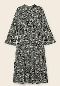 Pitkähihainen mustavalkoinen mekko, jossa abstrakti, pyörteilevä kukkakuvio, korkea pääntie ja polven alle ulottuva helma.