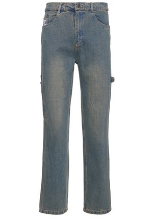 Pantalon de travail en denim bleu coupe droite avec poches avant, fermeture à boutons, passants de ceinture et une boucle latérale pour outils sur fond blanc.