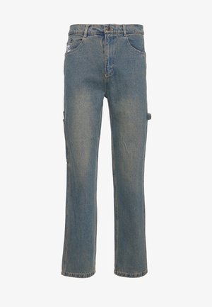 Pantalon de travail en denim bleu coupe droite avec poches avant, fermeture à boutons, passants de ceinture et une boucle latérale pour outils sur fond blanc.