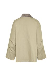 Veste oversize kaki avec un col en velours côtelé marron, des manches larges et une coupe droite. Présente des détails de couture minimalistes et aucun matériel visible.
