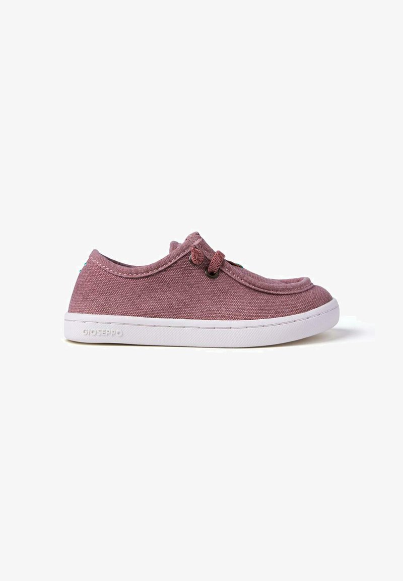 Zapatilla casual de lona de caña baja color malva con suela de goma blanca y ojales para cordones, diseño minimalista.