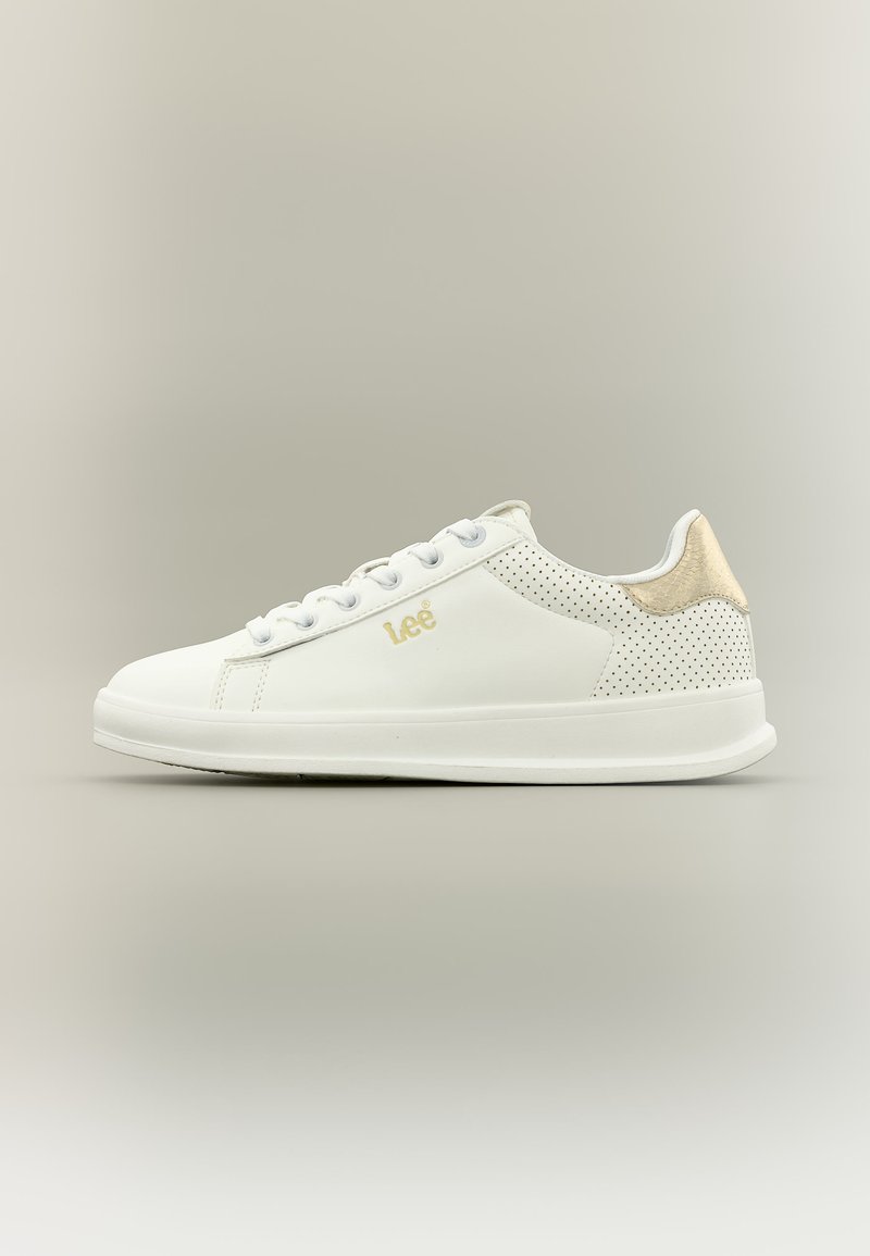 Λευκό αθλητικό παπούτσι χαμηλού προφίλ με κορδόνια μπροστά, διάτρητη περιοχή στη φτέρνα, μεταλλική χρυσή ετικέτα στη φτέρνα και λογότυπο "Lee" στο πλάι.