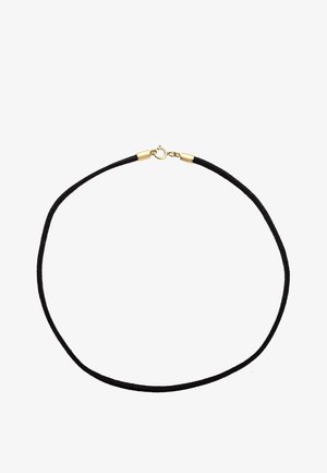 Melnas zamšādas ķēdes kaklarota ar gludu virsmu, kurai ir zelta tonalitātes metāla piederumi un droša omāra tipa slēgšana.