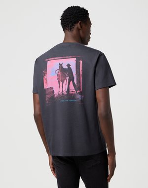 Czarny t-shirt z bawełny z grafiką kowboja i konia w różowych i niebieskich odcieniach na plecach. Krótkie rękawy, okrągły dekolt.