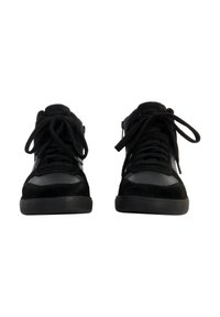 Sneaker alte nere realizzate in camoscio e pelle verniciata, caratterizzate da lacci spessi, una finitura liscia e suola in gomma solida.
