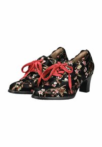 Scarpe in tessuto nero con ricami floreali, lacci rossi e tacco basso. Presentano una punta affilata e cuciture decorative lungo la suola.