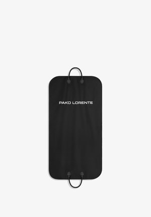 Czarna torba na ubrania o zaokrąglonych krawędziach, wyposażona w dwie pętelkowe rączki oraz biały napis "PAKO LORENTE" na środku. Gładka faktura.