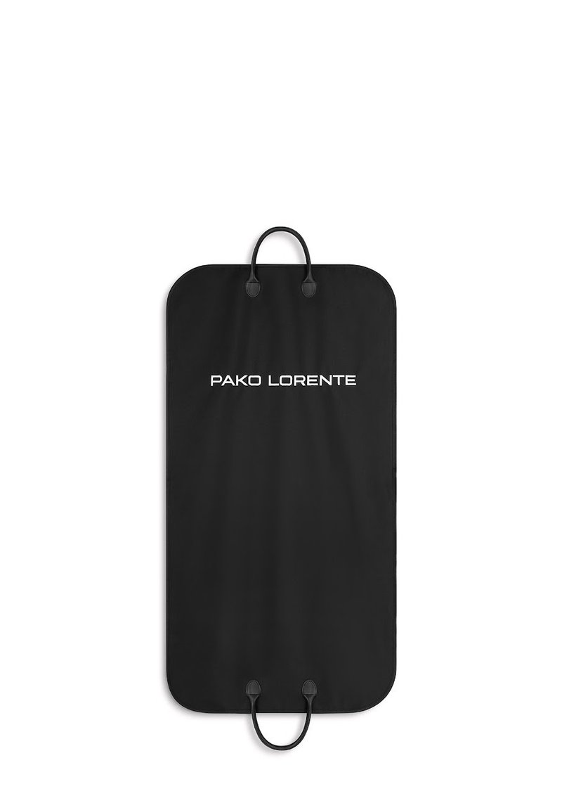 Czarna torba na ubrania o zaokrąglonych krawędziach, wyposażona w dwie pętelkowe rączki oraz biały napis "PAKO LORENTE" na środku. Gładka faktura.