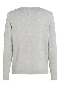 Világosszürke kötött pulóver, hosszú ujjakkal és kerek nyakkivágással. Sima textúra, bordázott ujjvégekkel és alsó szegéllyel.